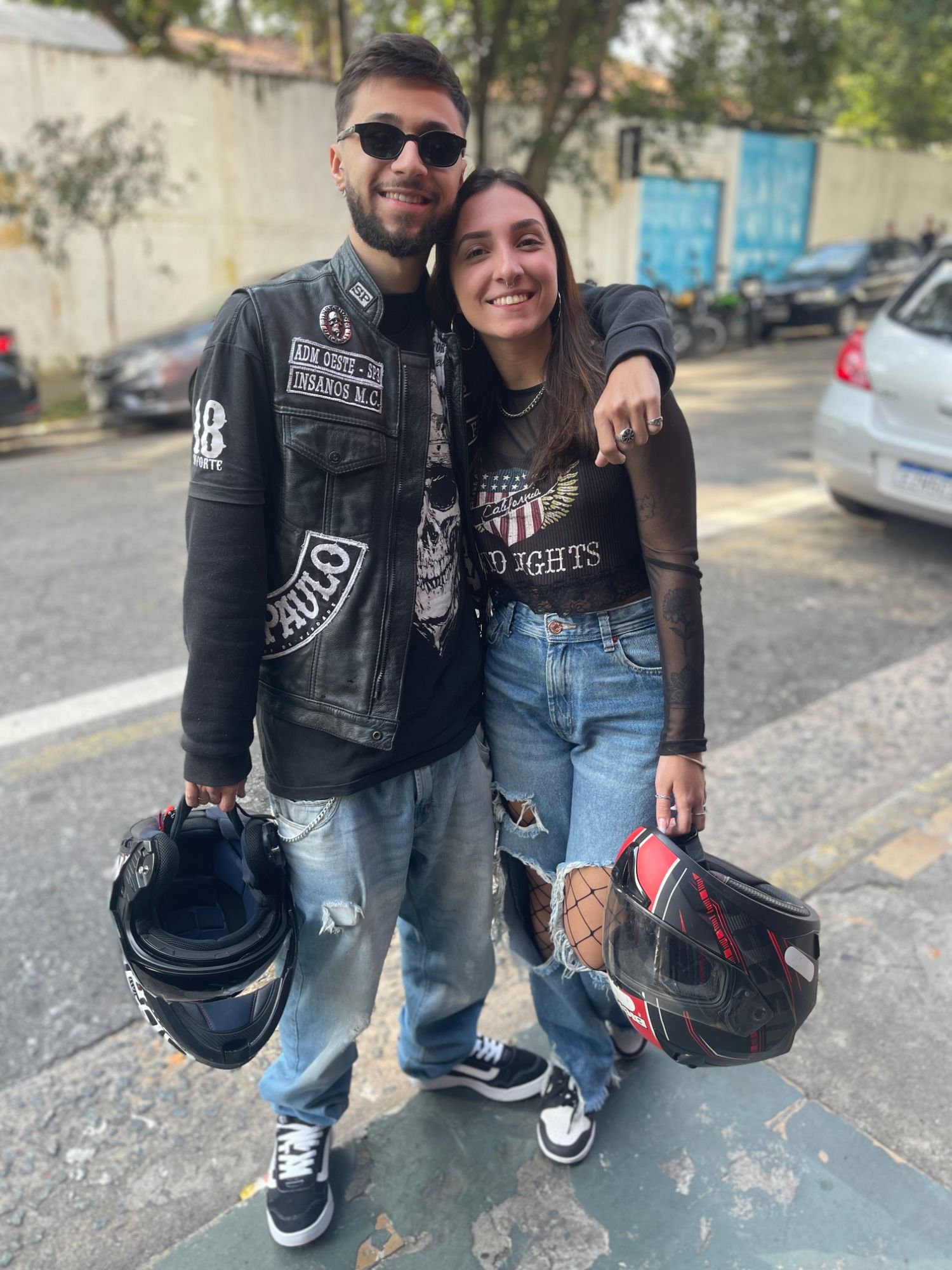 Rolê com capacetes na mão