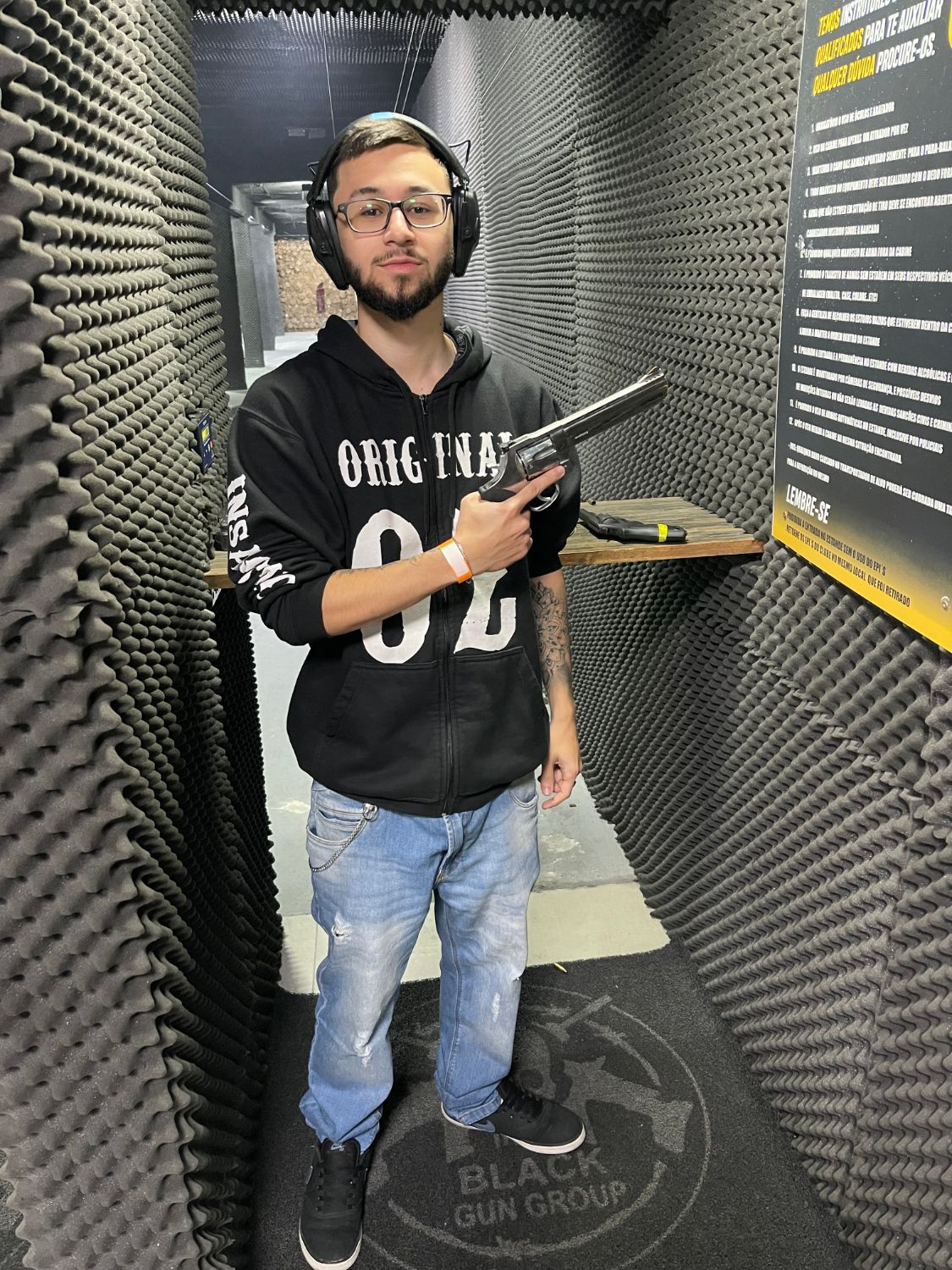 Lucas Takano em treino no estande de tiro